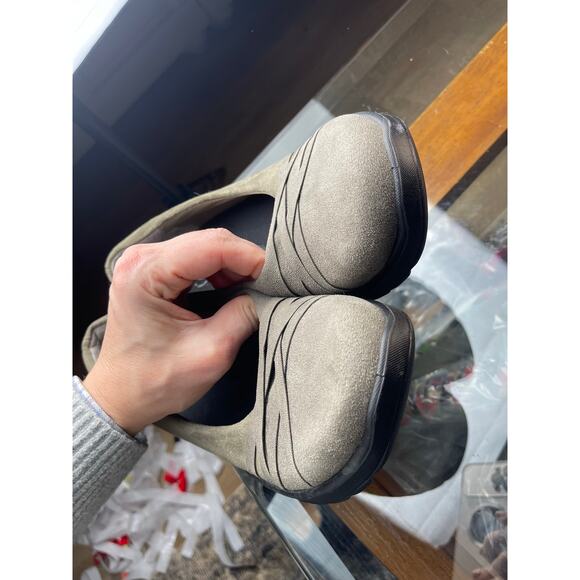 Women’s Fabric Olive color Bzees wedge flats, Size 10 - Picture 11 of 11